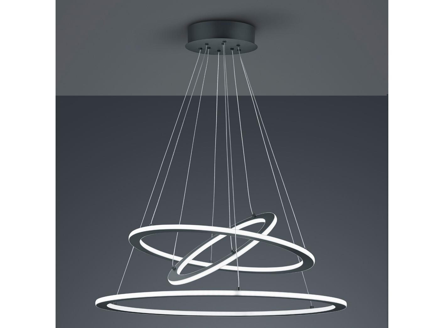 Stylische Hängelampen dimmbar hängend über Küchentheke Kochinsel